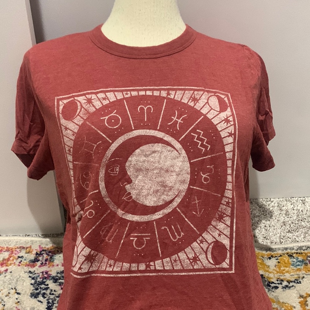 Zodiac sign graphic t shirt. Size M. Color maroon.
